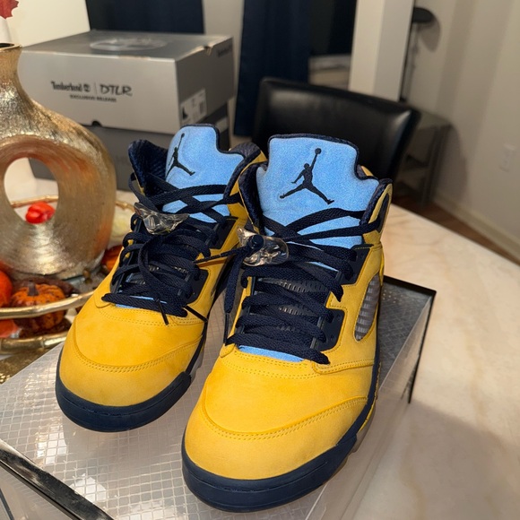 Jordan Athletic Shoes Yellow and Blue High-Top - Picture 4 of 8